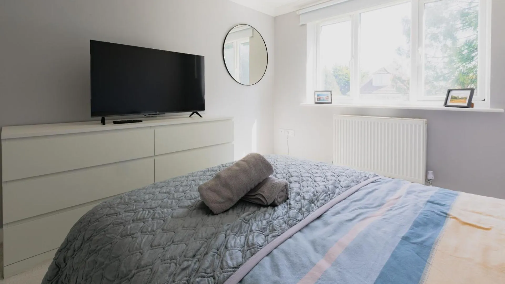 Stylish Two Bedroom Flat Near Town Centre Bournemouth Apartment